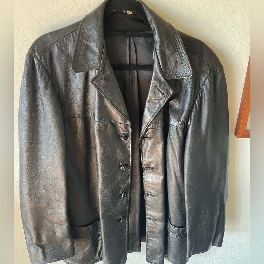 Vintage 90s leather jacket!